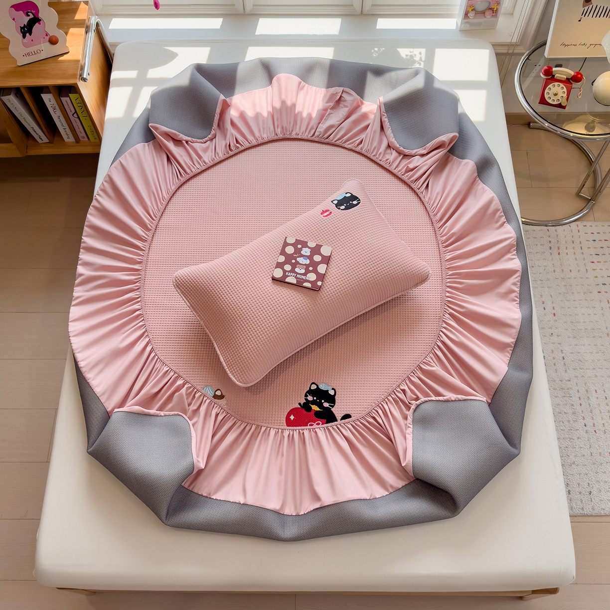 91家纺网 家纺一手货源 找家纺 雅诗帛 2025新款华夫格夹棉刺绣床笠单品卡通可爱学生宿舍单品单床笠床罩 萌趣小猫-雾纱粉