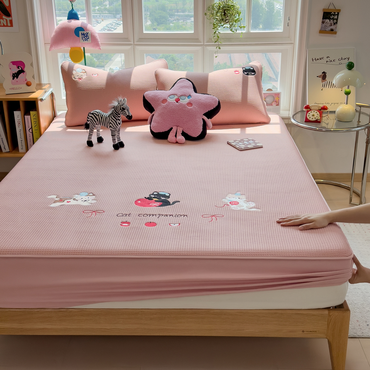 91家纺网 家纺一手货源 找家纺 雅诗帛 2025新款华夫格夹棉刺绣床笠单品卡通可爱学生宿舍单品单床笠床罩 萌趣小猫-雾纱粉