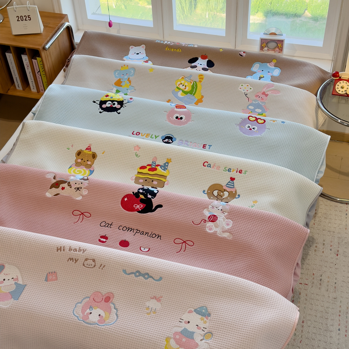 91家纺网 家纺一手货源 找家纺 雅诗帛 2025新款华夫格夹棉刺绣床笠单品卡通可爱学生宿舍单品单床笠床罩 组合图