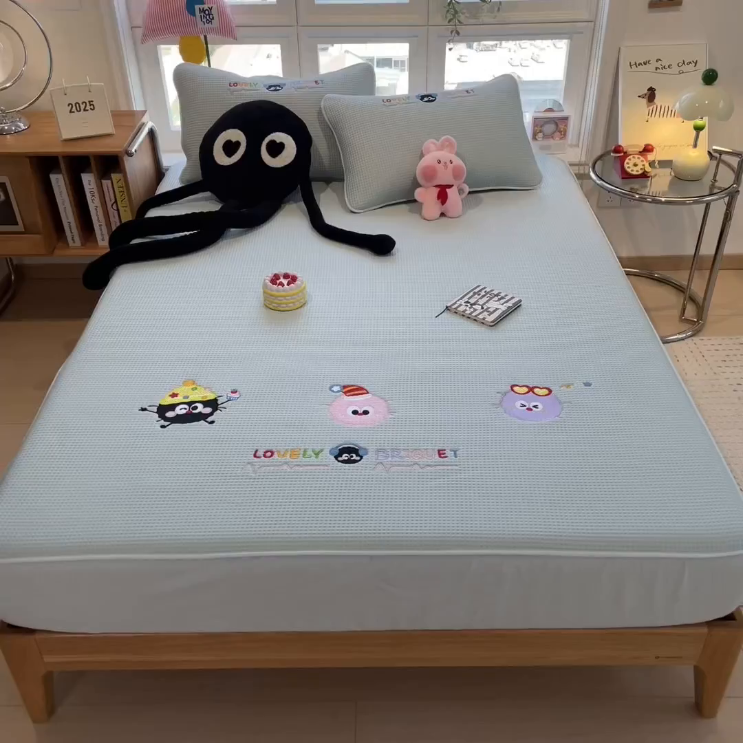 91家纺网 家纺一手货源 找家纺 雅诗帛 2025新款华夫格夹棉刺绣床笠单品卡通可爱学生宿舍单品单床笠床罩 萌趣天地-蓝絮笺