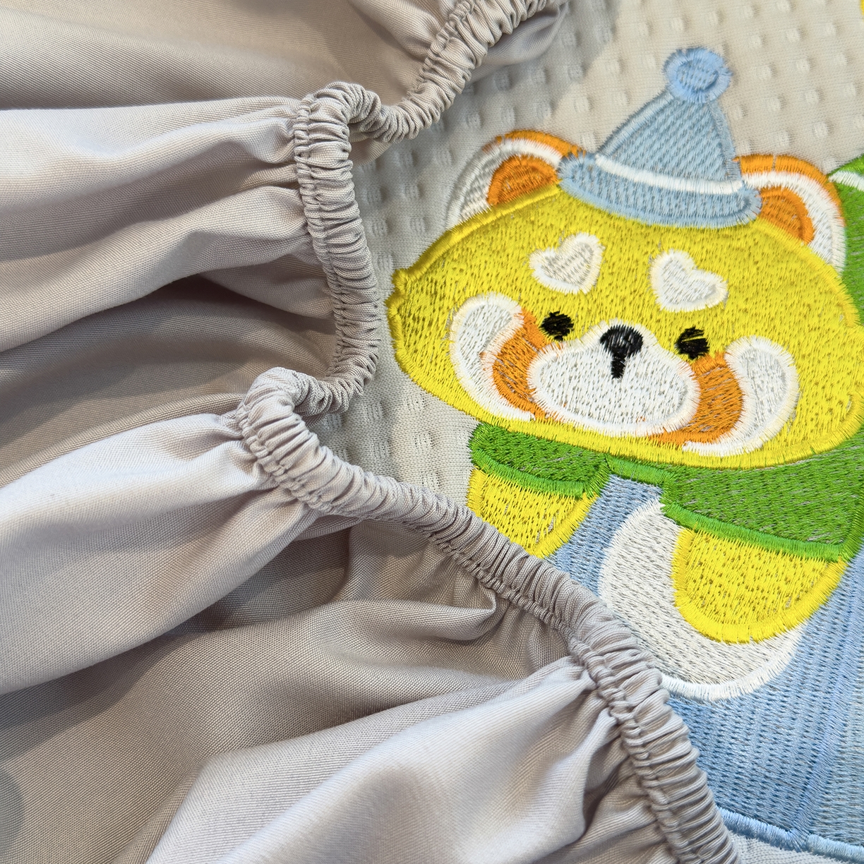 91家纺网 家纺一手货源 找家纺 雅诗帛 2025新款华夫格夹棉刺绣床笠单品卡通可爱学生宿舍单品单床笠床罩 童话小伙伴-云绒灰