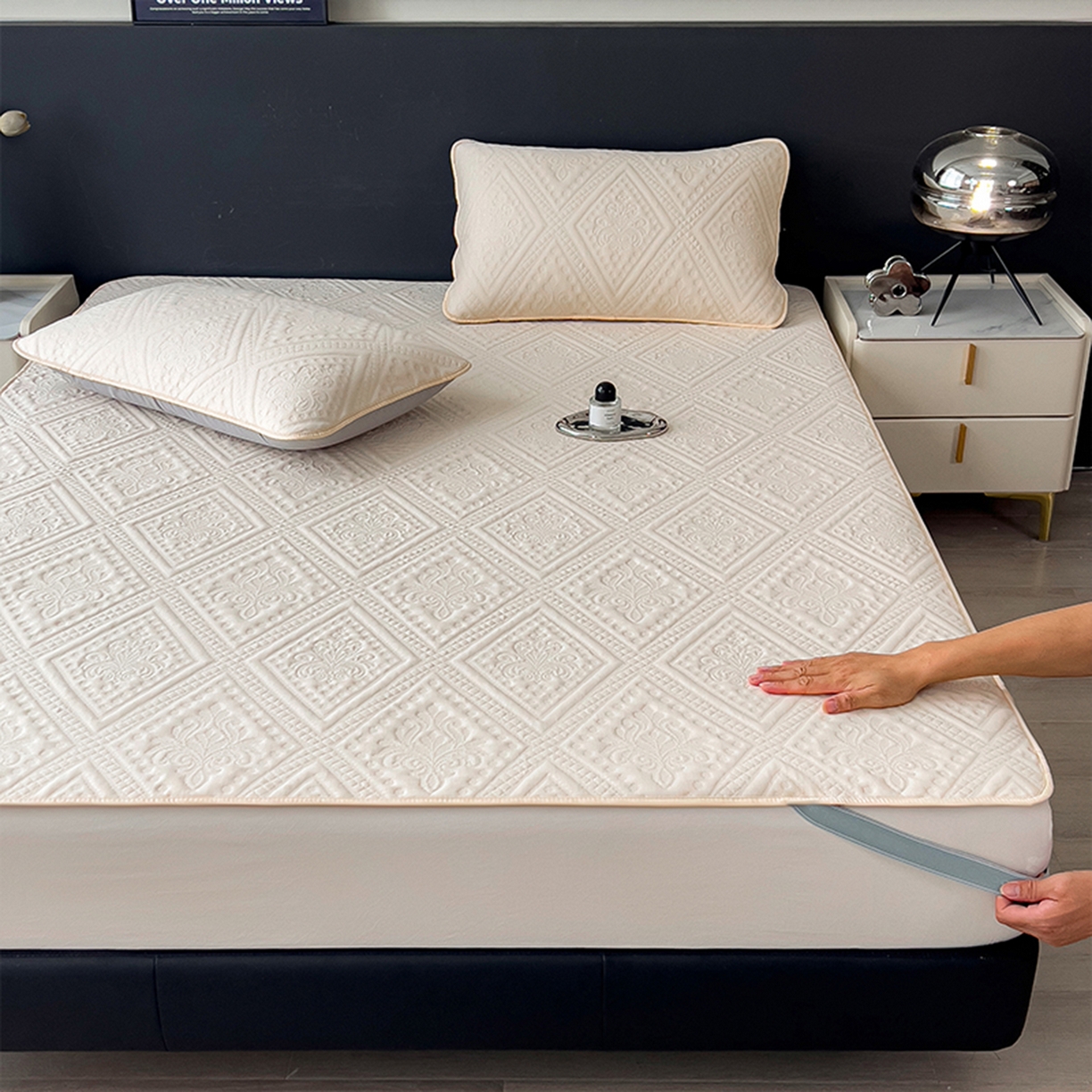 91家纺网 家纺一手货源 找家纺 雅诗帛 2025新款A类柔感彩绒棉夹棉床护垫-菱影蔓花 菱影蔓花-沙砾米