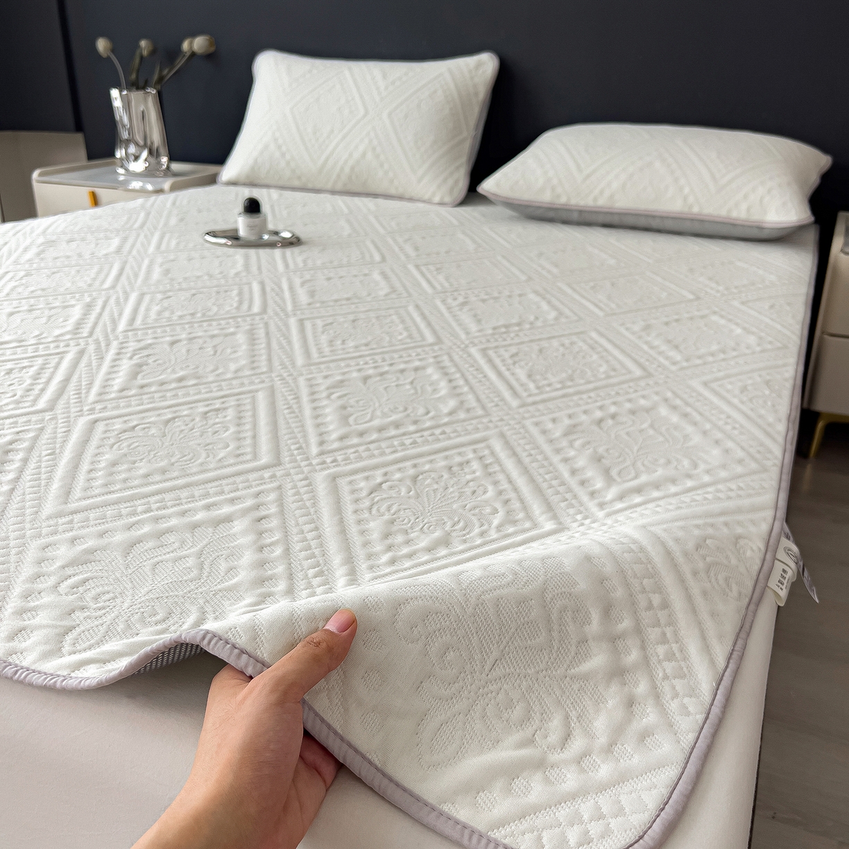 91家纺网 家纺一手货源 找家纺 雅诗帛 2025新款A类柔感彩绒棉夹棉床护垫-菱影蔓花 菱影蔓花-珠光白