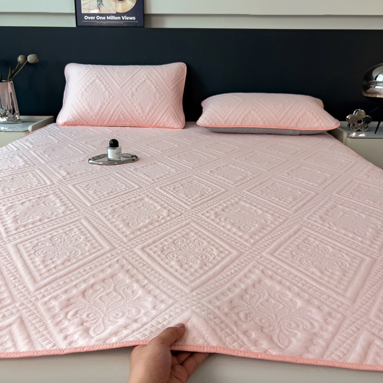 91家纺网 家纺一手货源 找家纺 （总）雅诗帛 2025新款A类柔感彩绒棉夹棉床护垫-菱影蔓花