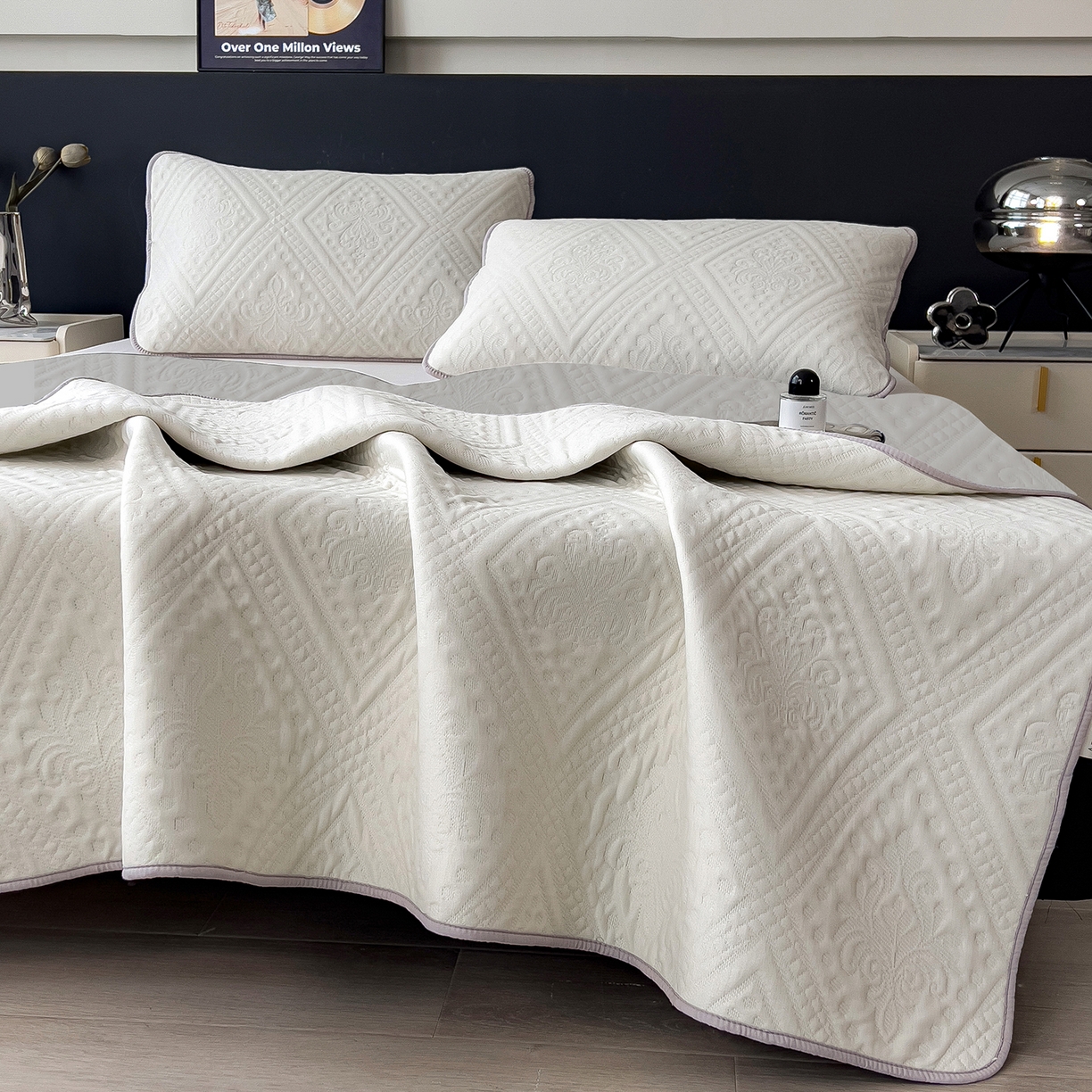 91家纺网 家纺一手货源 找家纺 雅诗帛 2025新款A类柔感彩绒棉夹棉床护垫-菱影蔓花 菱影蔓花-珠光白