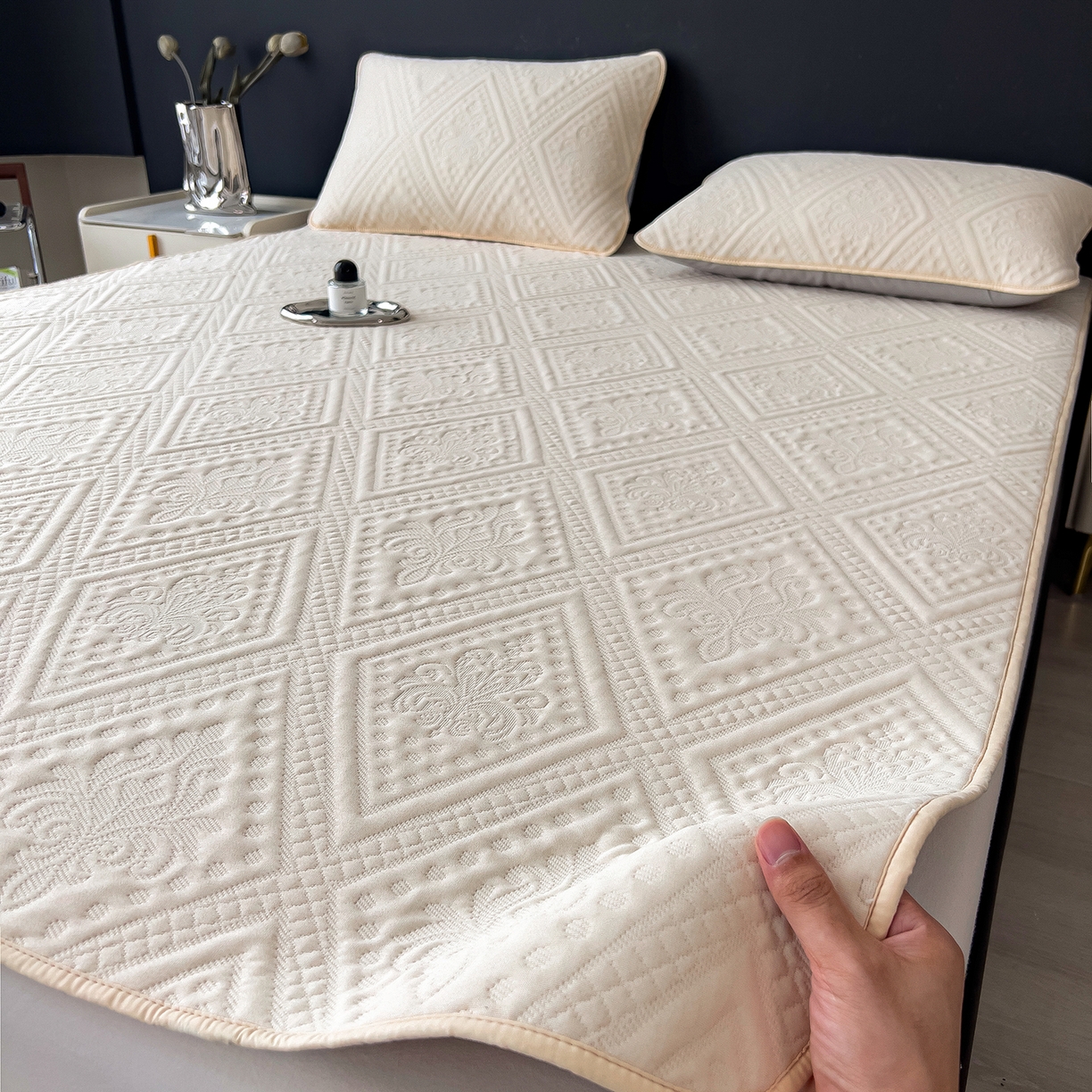 91家纺网 家纺一手货源 找家纺 雅诗帛 2025新款A类柔感彩绒棉夹棉床护垫-菱影蔓花 菱影蔓花-沙砾米