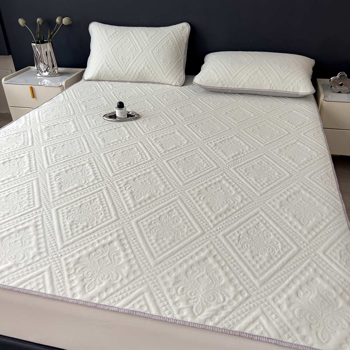 91家纺网 家纺一手货源 找家纺 雅诗帛 2025新款A类柔感彩绒棉夹棉床护垫-菱影蔓花 菱影蔓花-珠光白