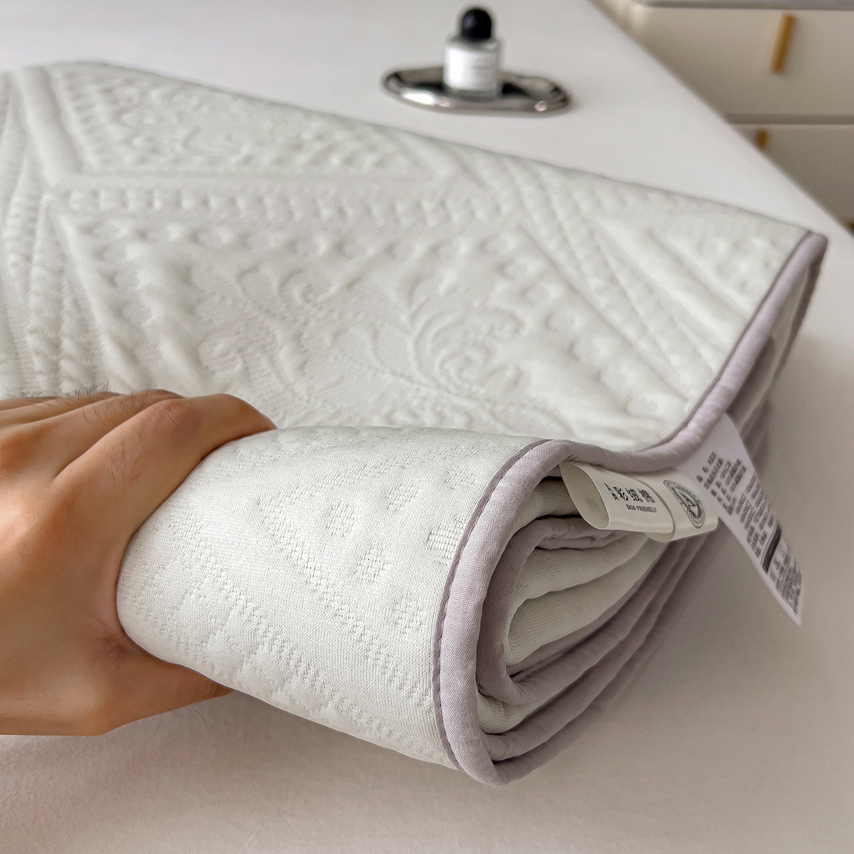 91家纺网 家纺一手货源 找家纺 雅诗帛 2025新款A类柔感彩绒棉夹棉床护垫-菱影蔓花 菱影蔓花-珠光白