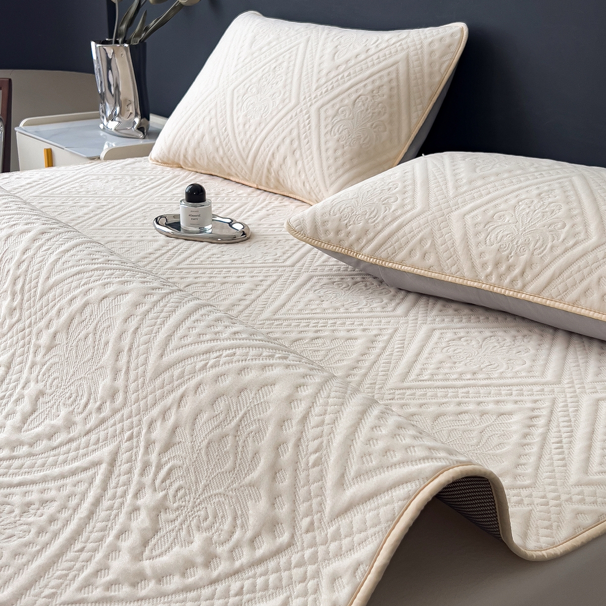 91家纺网 家纺一手货源 找家纺 雅诗帛 2025新款A类柔感彩绒棉夹棉床护垫-菱影蔓花 菱影蔓花-沙砾米