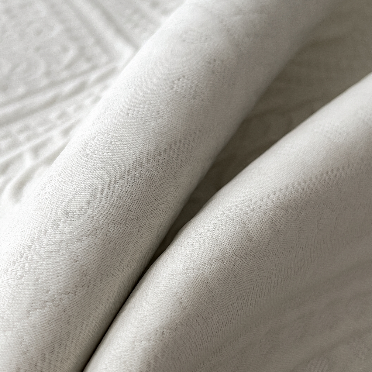 91家纺网 家纺一手货源 找家纺 雅诗帛 2025新款A类柔感彩绒棉夹棉床护垫-菱影蔓花 菱影蔓花-珠光白