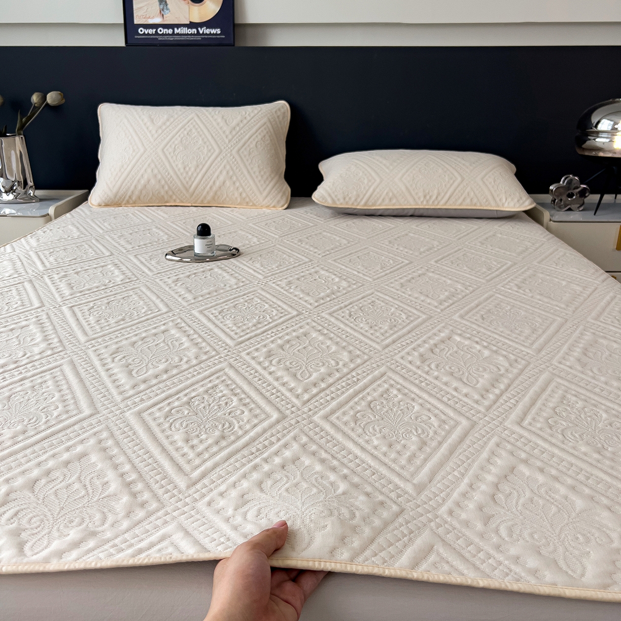 91家纺网 家纺一手货源 找家纺 （总）雅诗帛 2025新款A类柔感彩绒棉夹棉床护垫-菱影蔓花