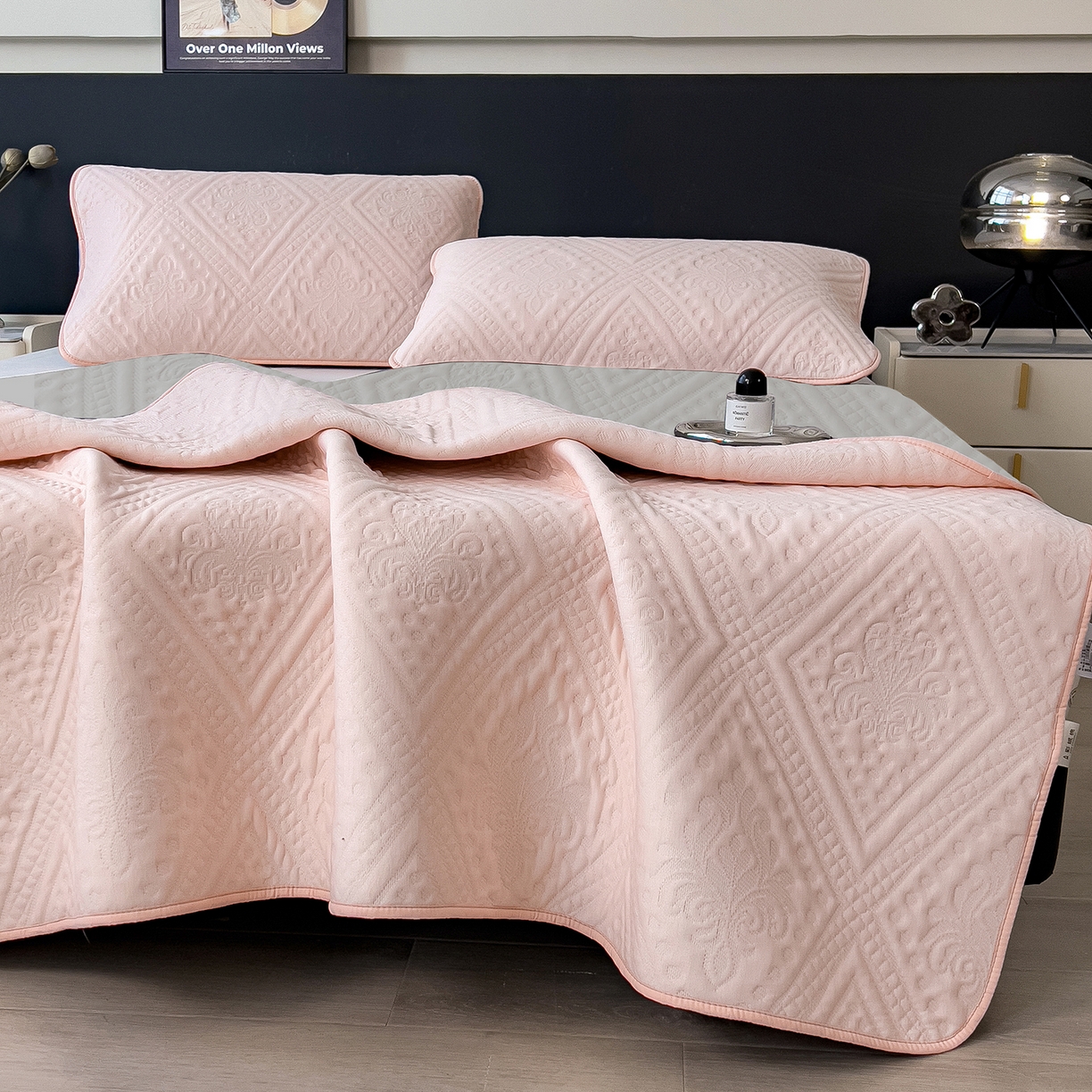 91家纺网 家纺一手货源 找家纺 雅诗帛 2025新款A类柔感彩绒棉夹棉床护垫-菱影蔓花 菱影蔓花-樱花粉