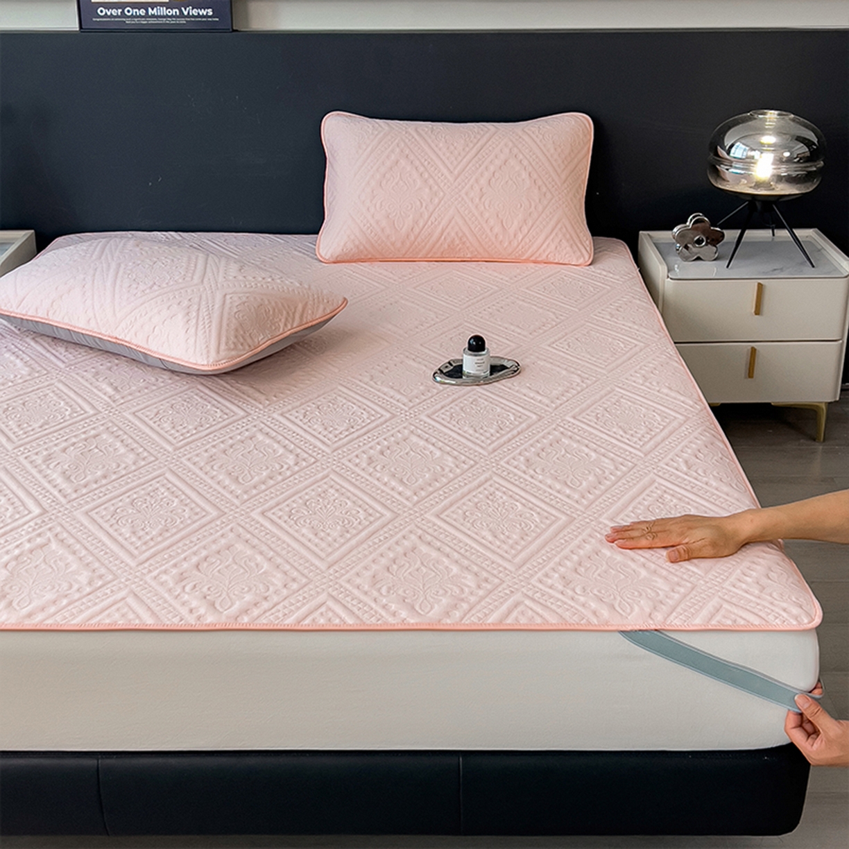 91家纺网 家纺一手货源 找家纺 雅诗帛 2025新款A类柔感彩绒棉夹棉床护垫-菱影蔓花 菱影蔓花-樱花粉