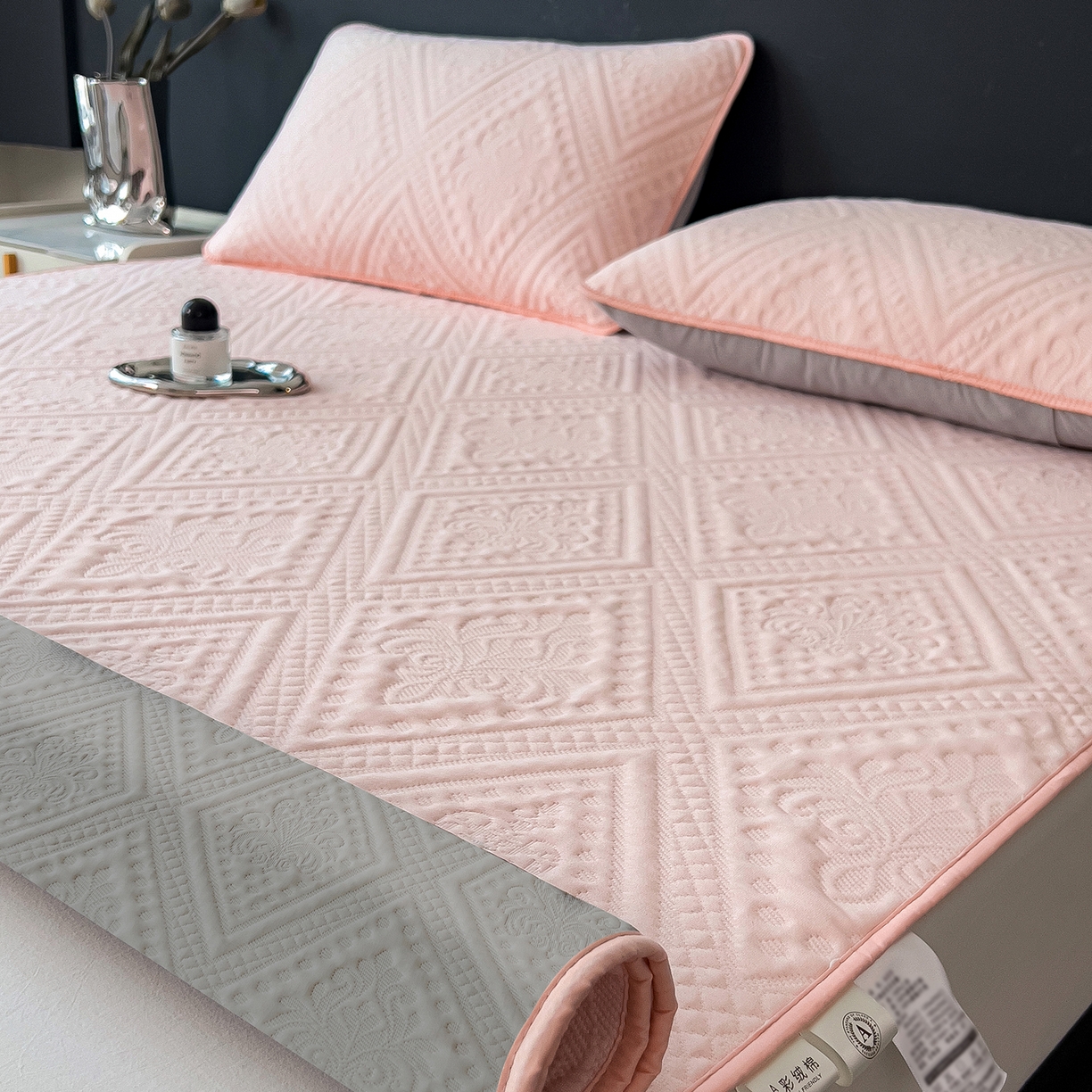 91家纺网 家纺一手货源 找家纺 雅诗帛 2025新款A类柔感彩绒棉夹棉床护垫-菱影蔓花 菱影蔓花-樱花粉