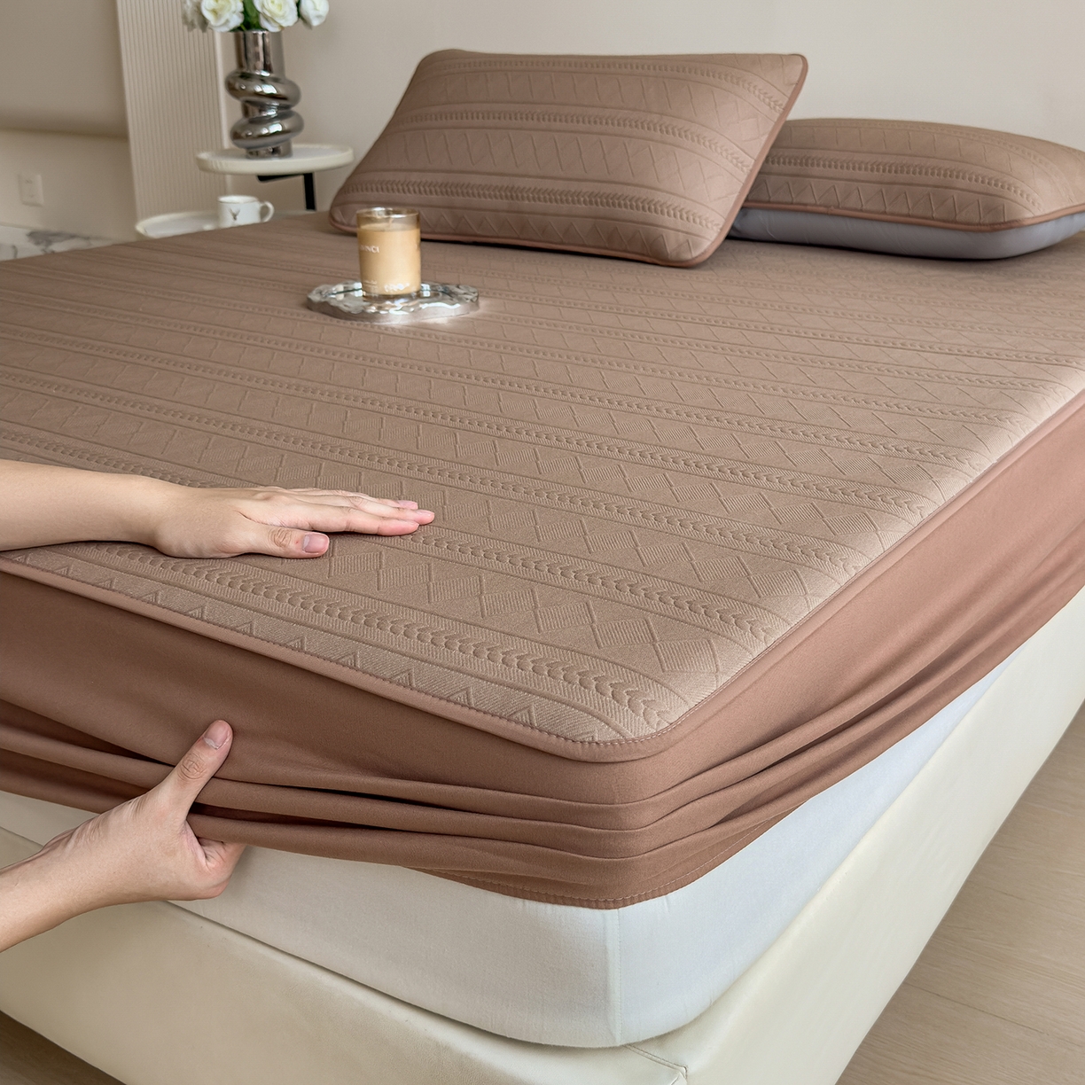 91家纺网 家纺一手货源 找家纺 雅诗帛 2025新款A类柔感彩绒棉夹棉床笠-素菱笺 素菱笺-栗壳咖