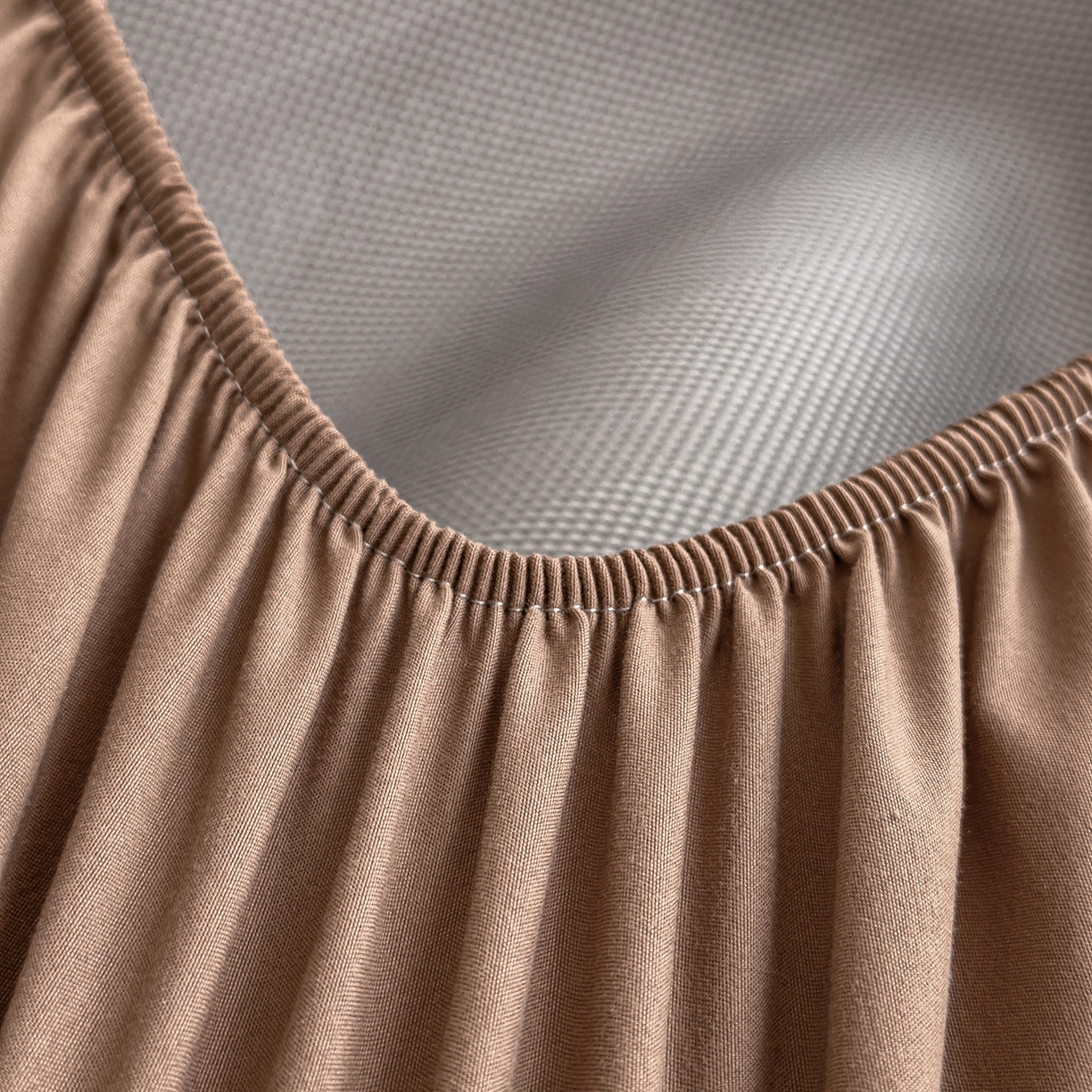 91家纺网 家纺一手货源 找家纺 雅诗帛 2025新款A类柔感彩绒棉夹棉床笠-素菱笺 素菱笺-栗壳咖