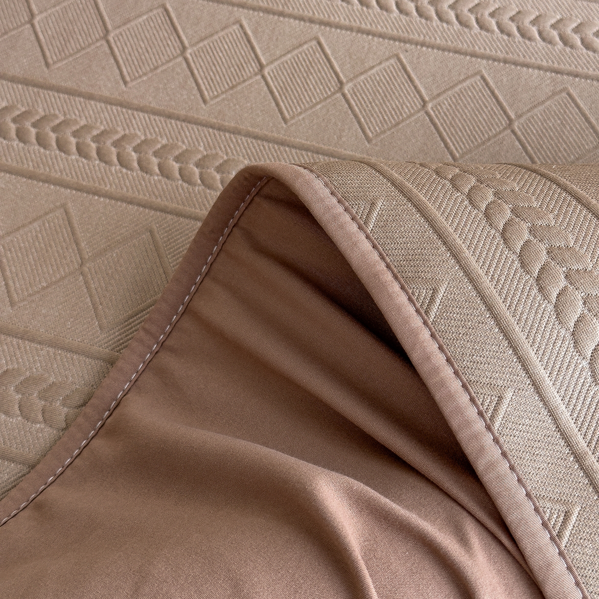 91家纺网 家纺一手货源 找家纺 雅诗帛 2025新款A类柔感彩绒棉夹棉床笠-素菱笺 素菱笺-栗壳咖