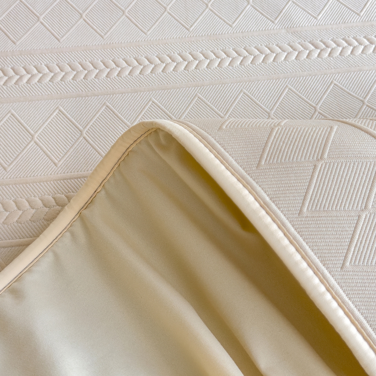 91家纺网 家纺一手货源 找家纺 雅诗帛 2025新款A类柔感彩绒棉夹棉床笠-素菱笺 素菱笺-麦米黄