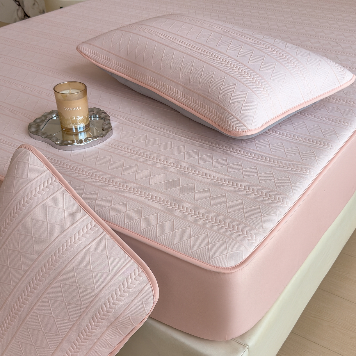 91家纺网 家纺一手货源 找家纺 雅诗帛 2025新款A类柔感彩绒棉夹棉床笠-素菱笺 素菱笺-桃雾粉