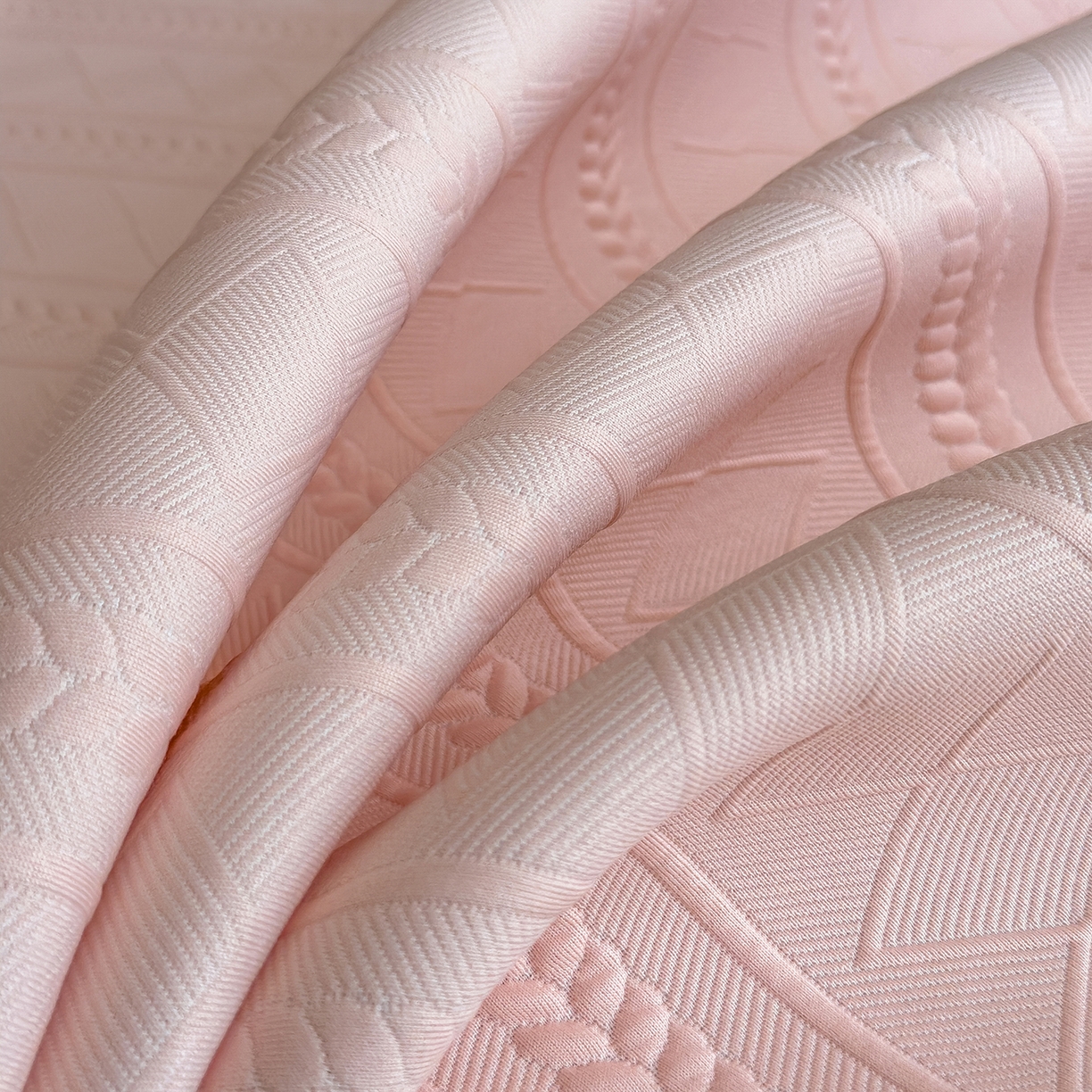 91家纺网 家纺一手货源 找家纺 雅诗帛 2025新款A类柔感彩绒棉夹棉床笠-素菱笺 素菱笺-桃雾粉