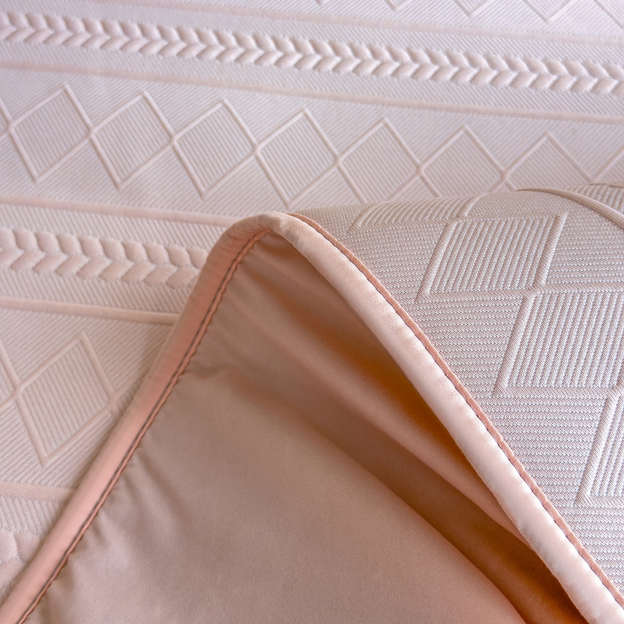 91家纺网 家纺一手货源 找家纺 雅诗帛 2025新款A类柔感彩绒棉夹棉床笠-素菱笺 素菱笺-桃雾粉