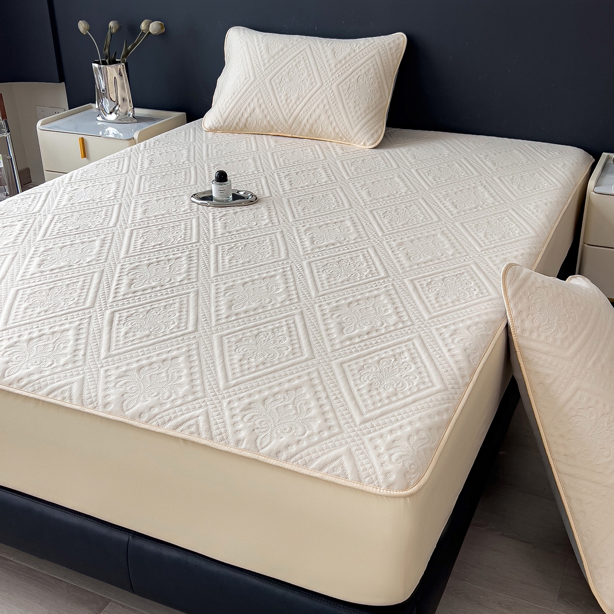 91家纺网 家纺一手货源 找家纺 雅诗帛 2025新款A类柔感彩绒棉夹棉床笠-菱影蔓花 菱影蔓花-沙砾米