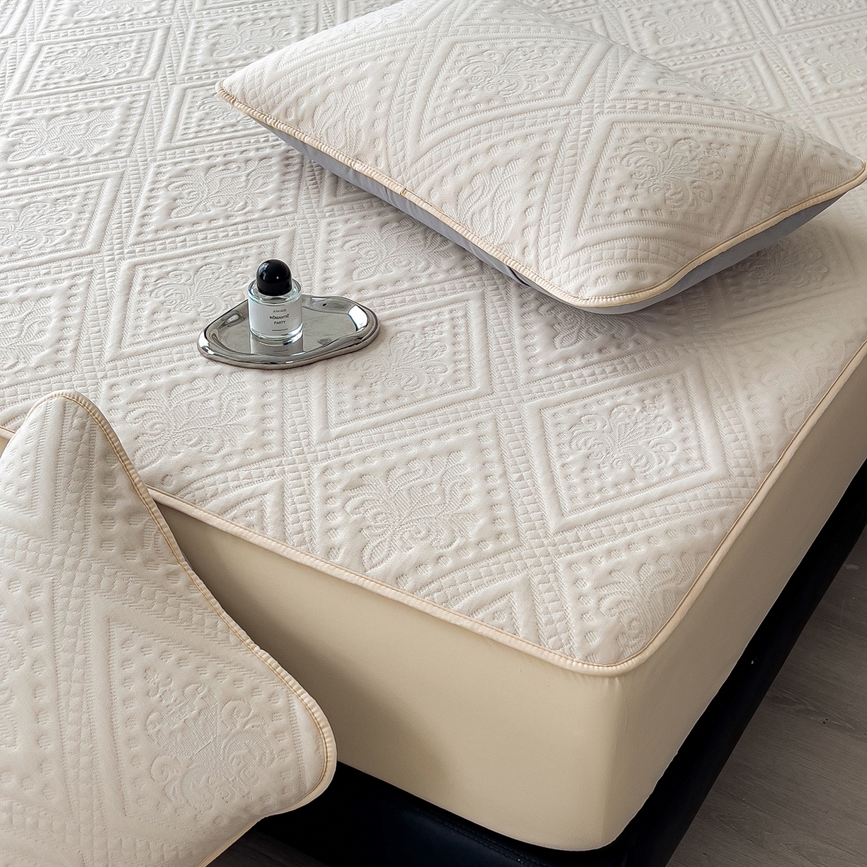 91家纺网 家纺一手货源 找家纺 雅诗帛 2025新款A类柔感彩绒棉夹棉床笠-菱影蔓花 菱影蔓花-沙砾米