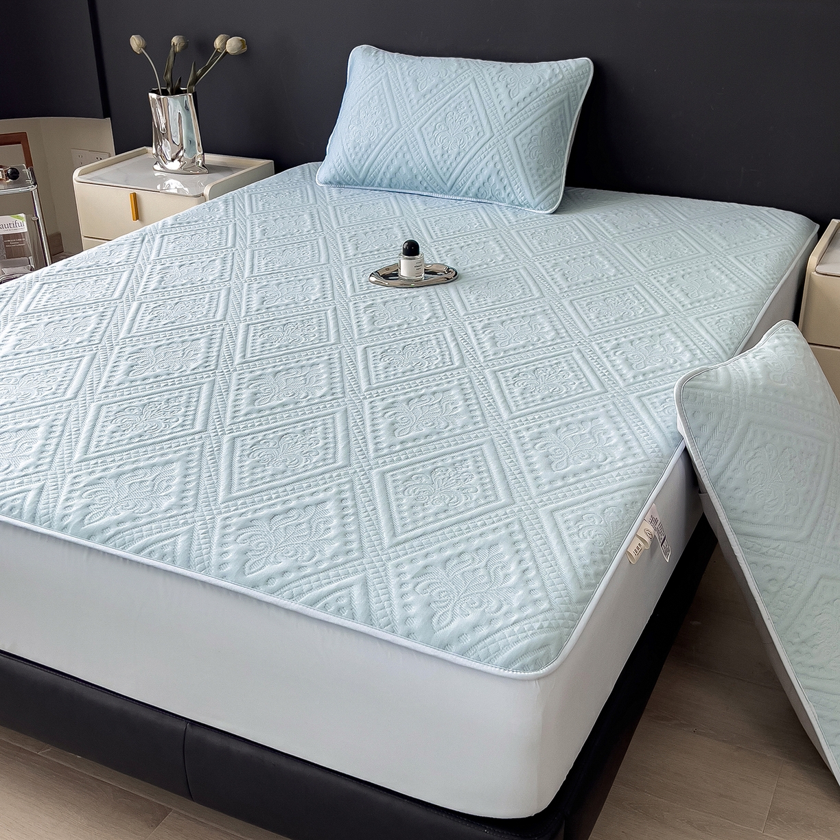 91家纺网 家纺一手货源 找家纺 雅诗帛 2025新款A类柔感彩绒棉夹棉床笠-菱影蔓花 菱影蔓花-淡雅蓝