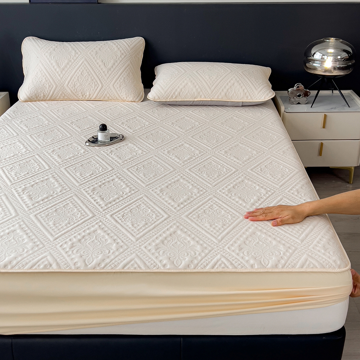 91家纺网 家纺一手货源 找家纺 雅诗帛 2025新款A类柔感彩绒棉夹棉床笠-菱影蔓花 菱影蔓花-沙砾米