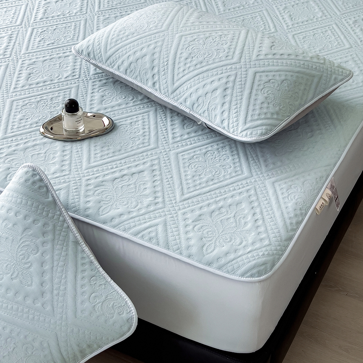 91家纺网 家纺一手货源 找家纺 （总）雅诗帛 2025新款A类柔感彩绒棉夹棉床笠-菱影蔓花