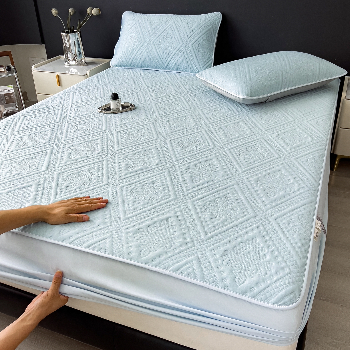 91家纺网 家纺一手货源 找家纺 雅诗帛 2025新款A类柔感彩绒棉夹棉床笠-菱影蔓花 菱影蔓花-淡雅蓝