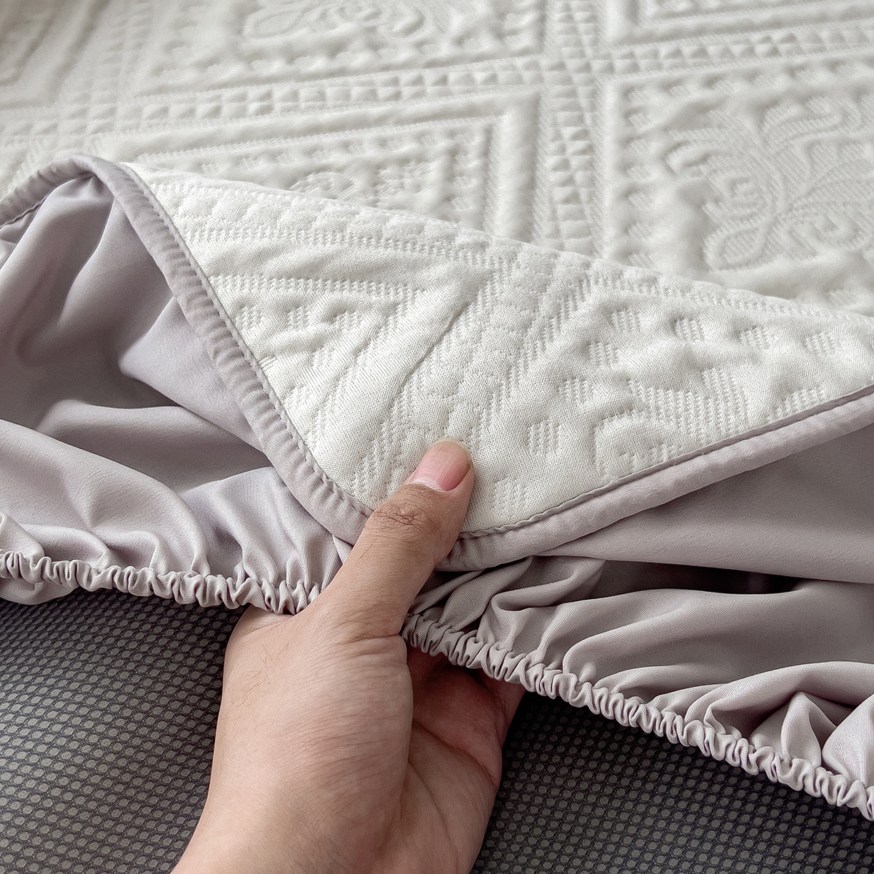 91家纺网 家纺一手货源 找家纺 雅诗帛 2025新款A类柔感彩绒棉夹棉床笠-菱影蔓花 菱影蔓花-珠光白