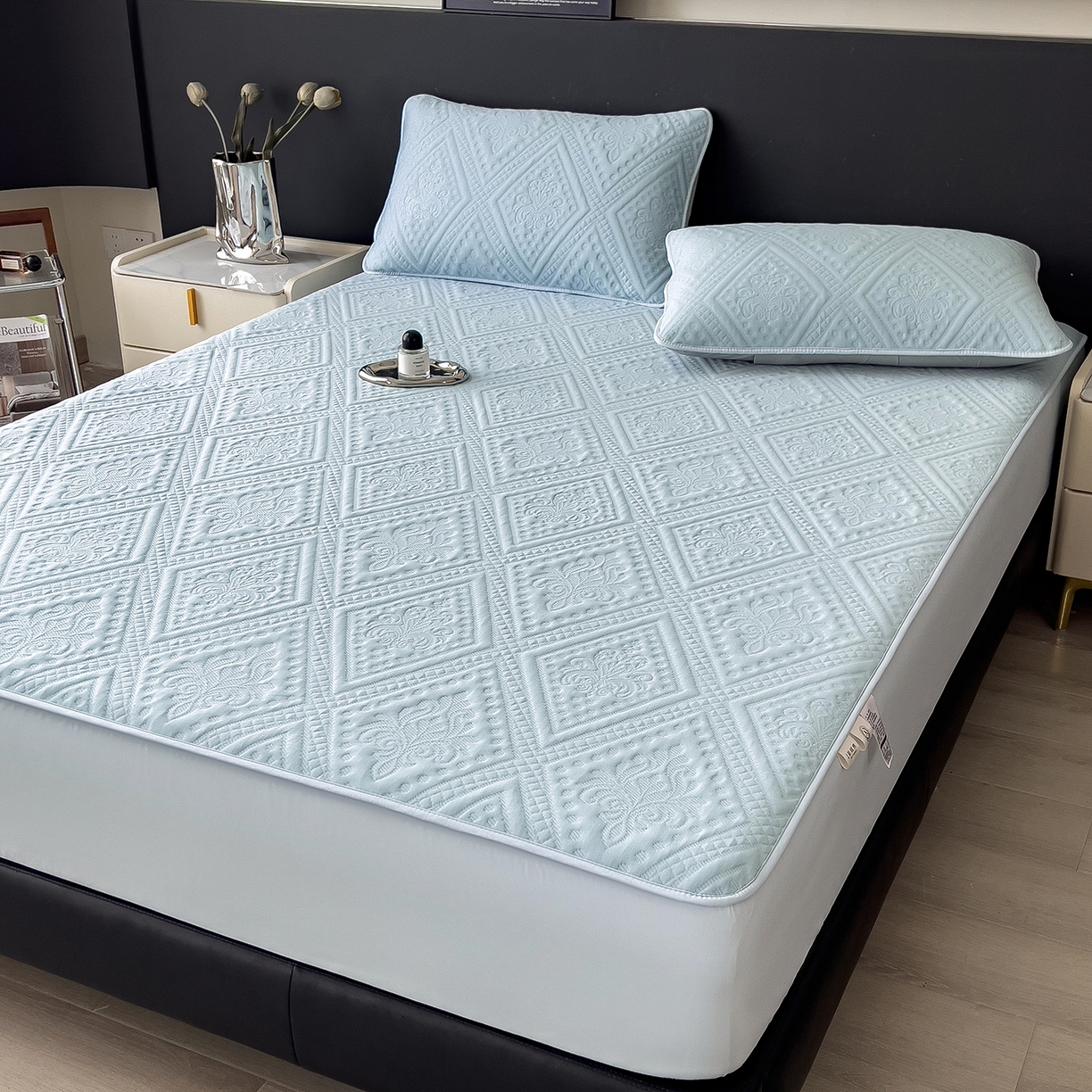 91家纺网 家纺一手货源 找家纺 雅诗帛 2025新款A类柔感彩绒棉夹棉床笠-菱影蔓花 菱影蔓花-淡雅蓝