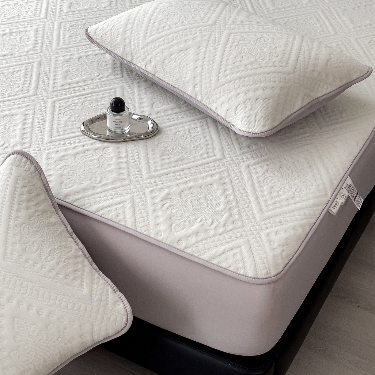 91家纺网 家纺一手货源 找家纺 雅诗帛 2025新款A类柔感彩绒棉夹棉床笠-菱影蔓花 菱影蔓花-珠光白