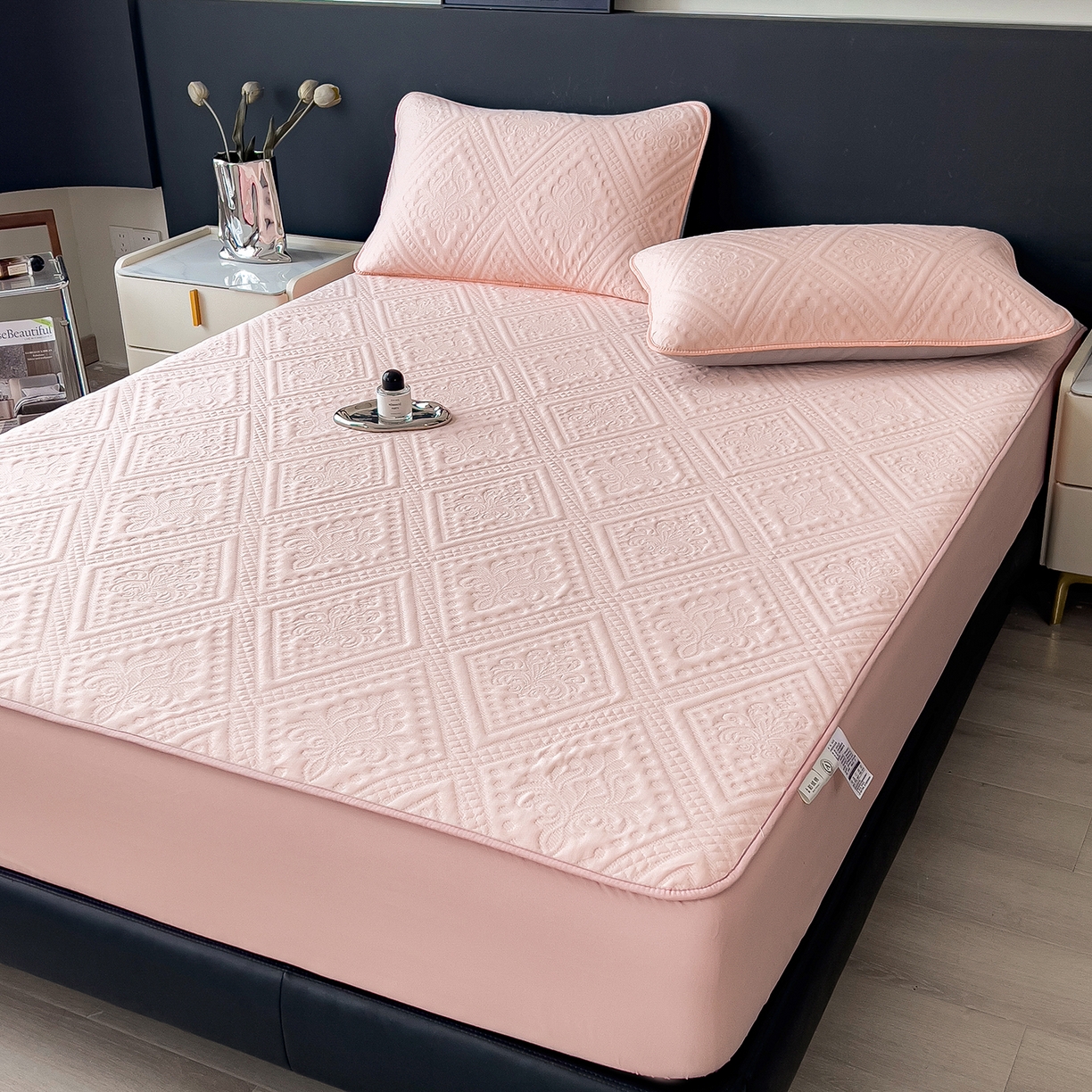 91家纺网 家纺一手货源 找家纺 雅诗帛 2025新款A类柔感彩绒棉夹棉床笠-菱影蔓花 菱影蔓花-樱花粉