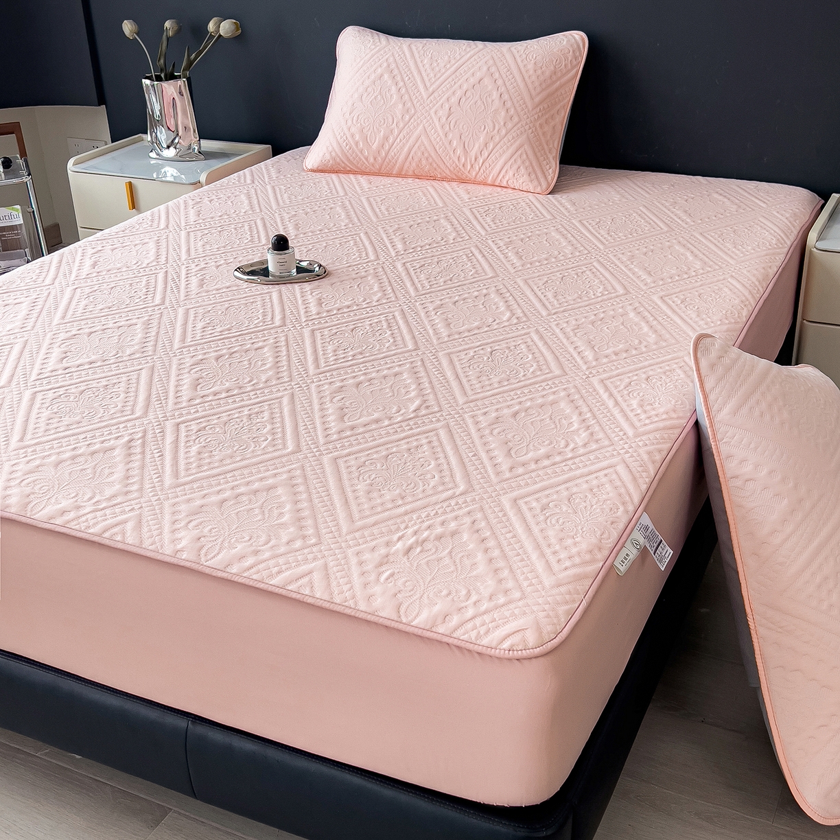 91家纺网 家纺一手货源 找家纺 雅诗帛 2025新款A类柔感彩绒棉夹棉床笠-菱影蔓花 菱影蔓花-樱花粉