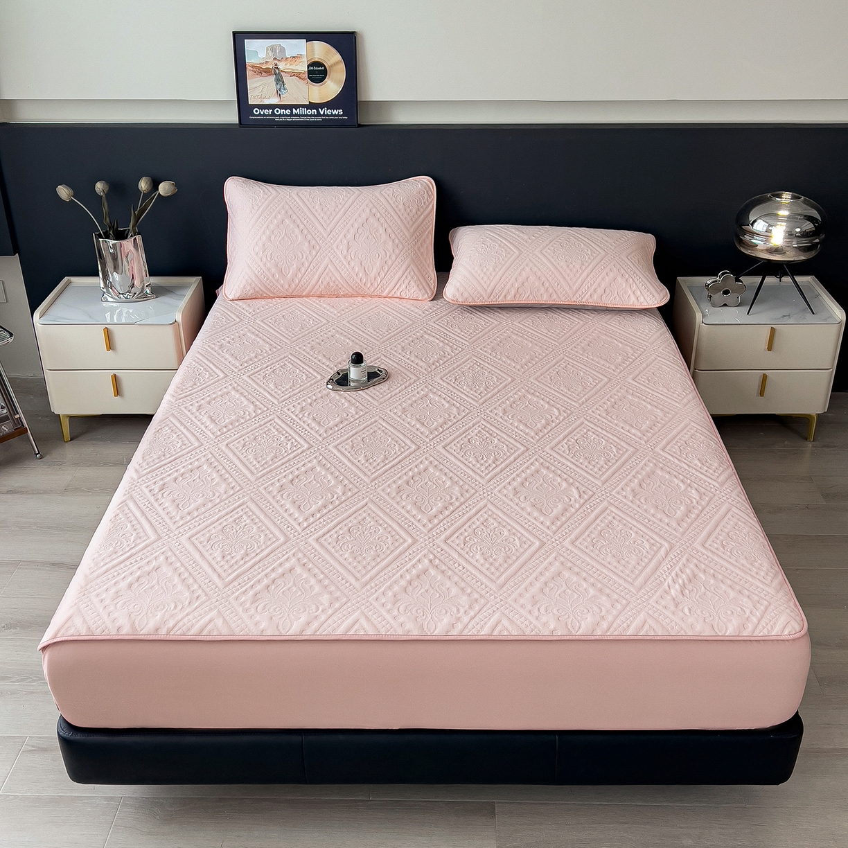 91家纺网 家纺一手货源 找家纺 雅诗帛 2025新款A类柔感彩绒棉夹棉床笠-菱影蔓花 菱影蔓花-樱花粉