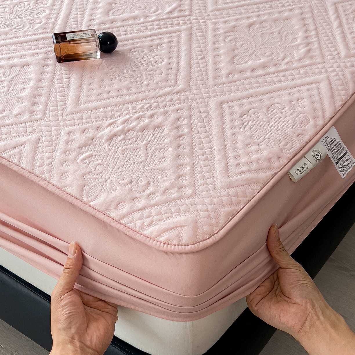 91家纺网 家纺一手货源 找家纺 雅诗帛 2025新款A类柔感彩绒棉夹棉床笠-菱影蔓花 菱影蔓花-樱花粉