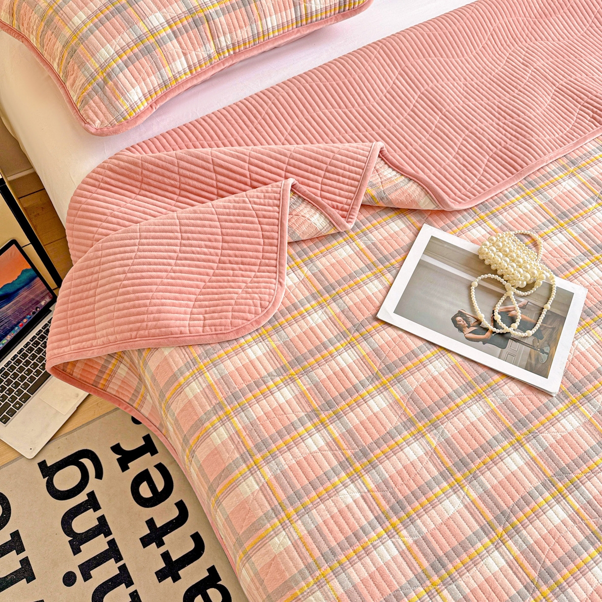 91家纺网 家纺一手货源 找家纺 雅诗帛 2025新款无印风全棉色织水洗棉加厚婴儿绒床盖单件格纹简约夹棉炕盖床盖三件套 柔漫粉