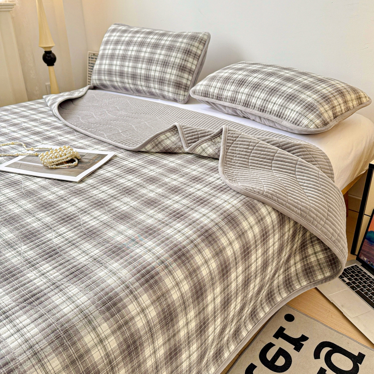 91家纺网 家纺一手货源 找家纺 雅诗帛 2025新款无印风全棉色织水洗棉加厚婴儿绒床盖单件格纹简约夹棉炕盖床盖三件套 休闲灰