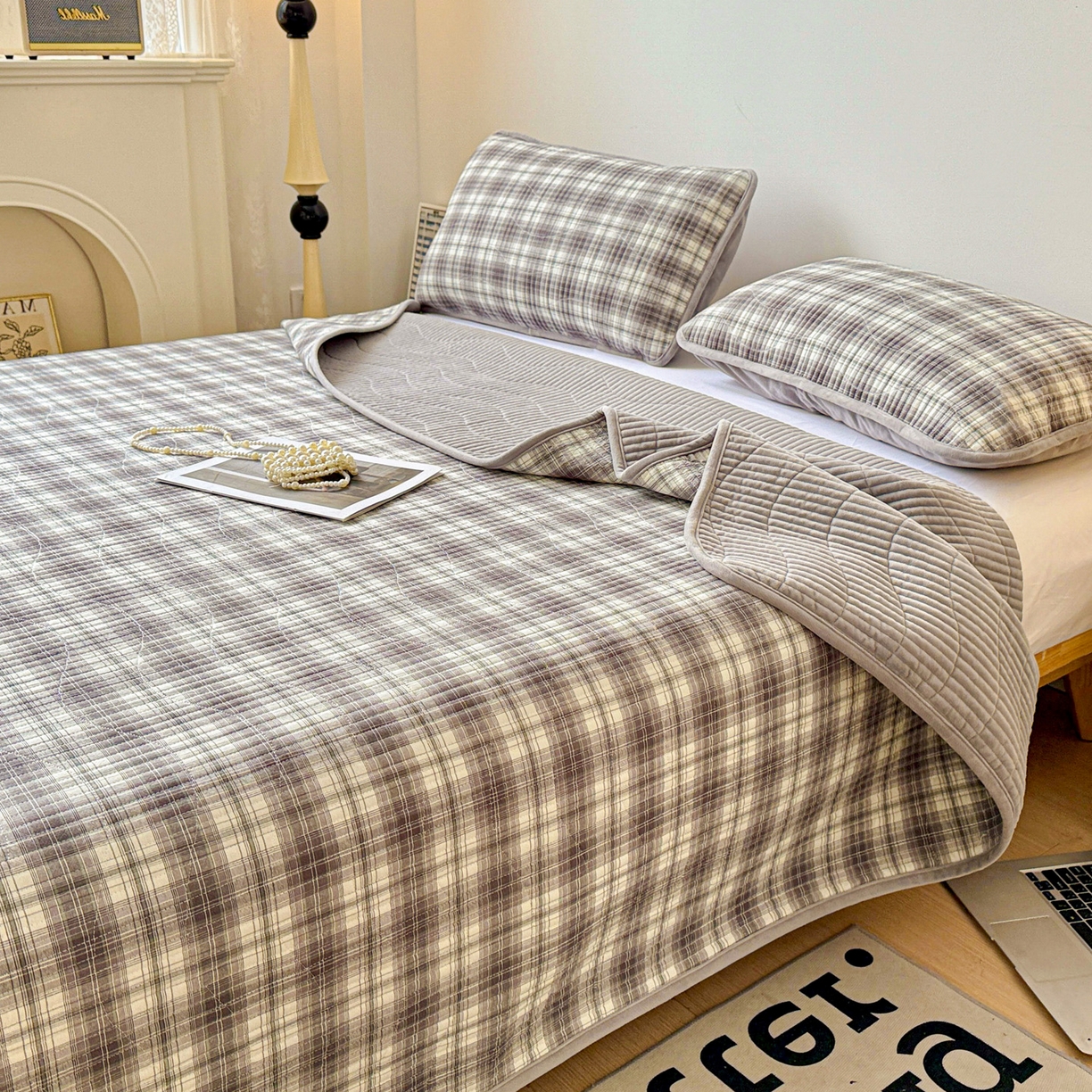 91家纺网 家纺一手货源 找家纺 雅诗帛 2025新款无印风全棉色织水洗棉加厚婴儿绒床盖单件格纹简约夹棉炕盖床盖三件套 休闲灰