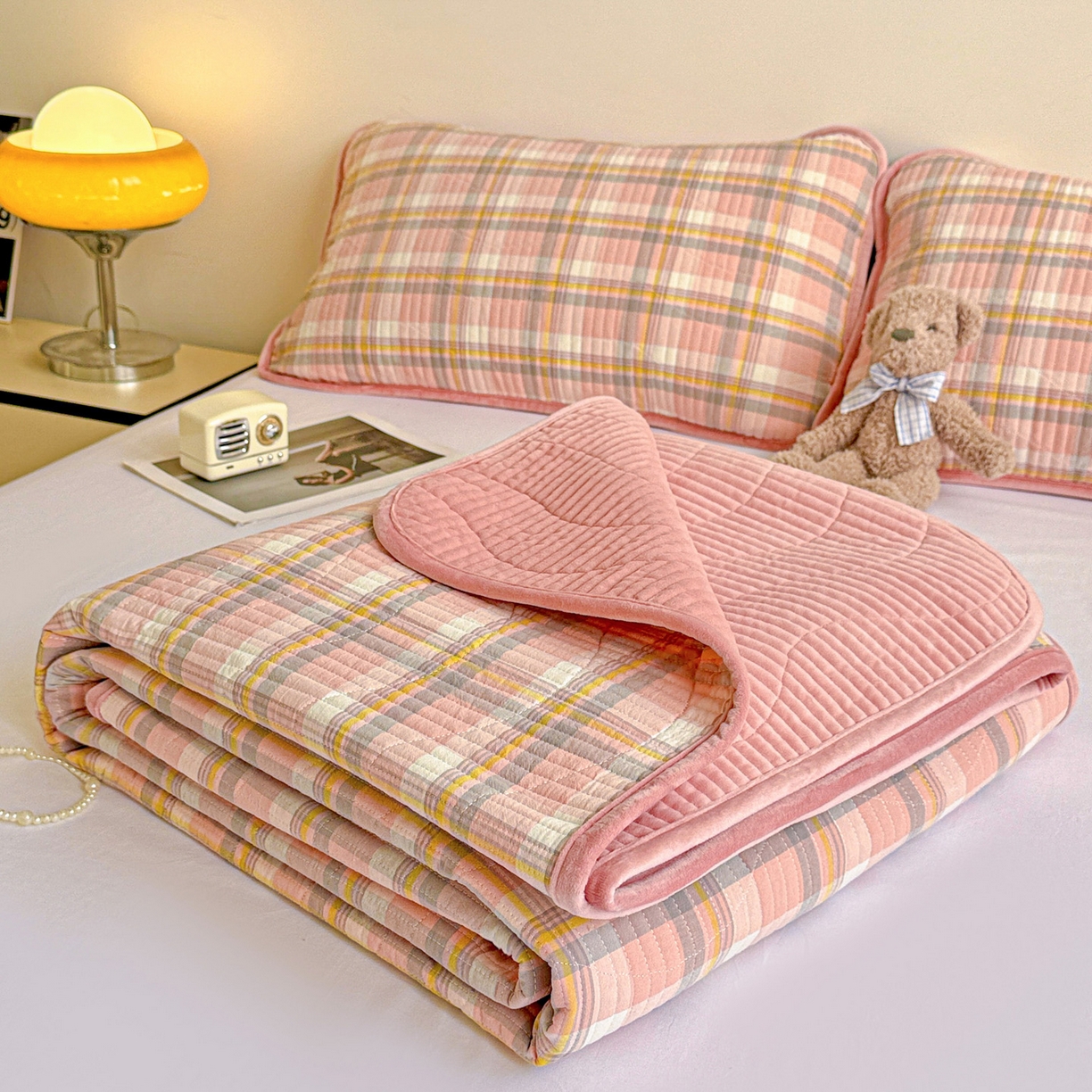 91家纺网 家纺一手货源 找家纺 雅诗帛 2025新款无印风全棉色织水洗棉加厚婴儿绒床盖单件格纹简约夹棉炕盖床盖三件套 柔漫粉