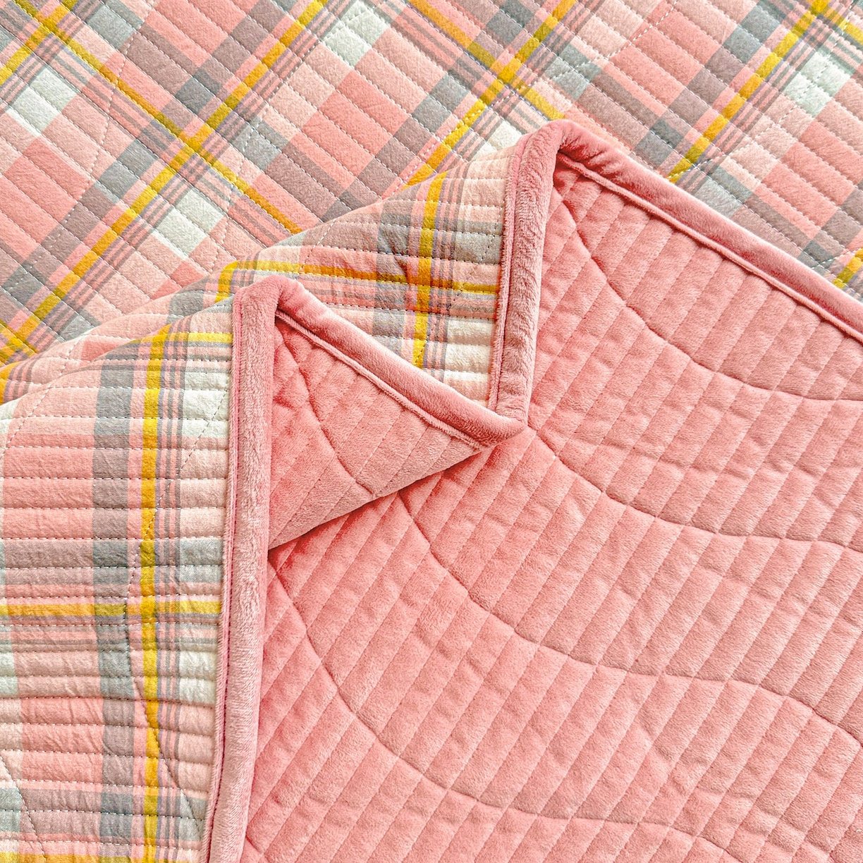 91家纺网 家纺一手货源 找家纺 雅诗帛 2025新款无印风全棉色织水洗棉加厚婴儿绒床盖单件格纹简约夹棉炕盖床盖三件套 柔漫粉