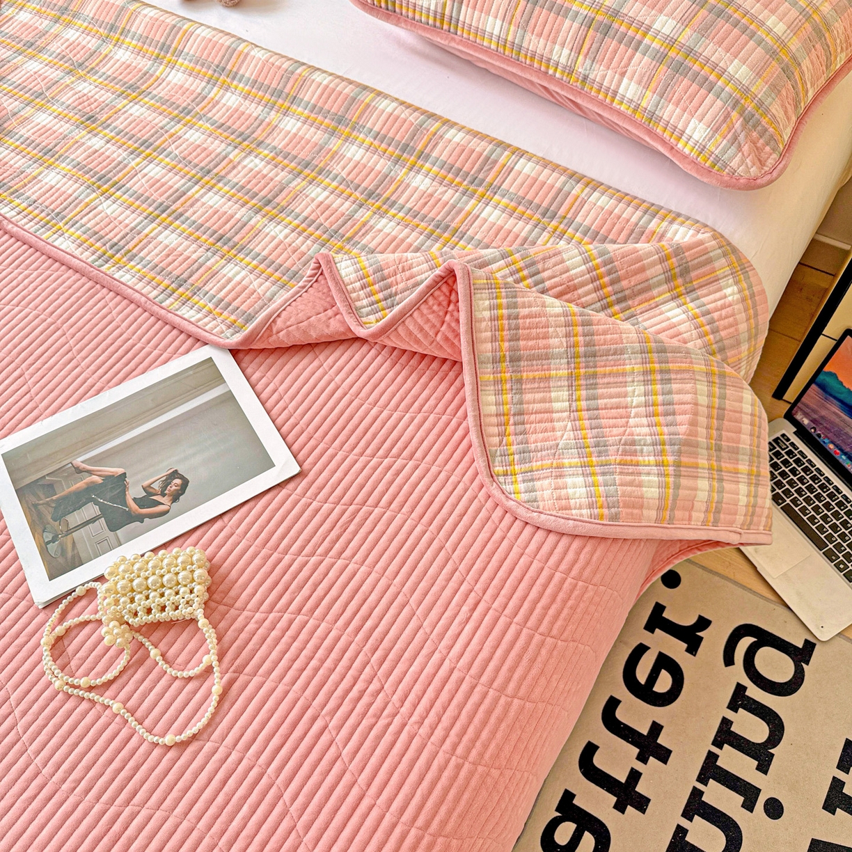 91家纺网 家纺一手货源 找家纺 雅诗帛 2025新款无印风全棉色织水洗棉加厚婴儿绒床盖单件格纹简约夹棉炕盖床盖三件套 柔漫粉