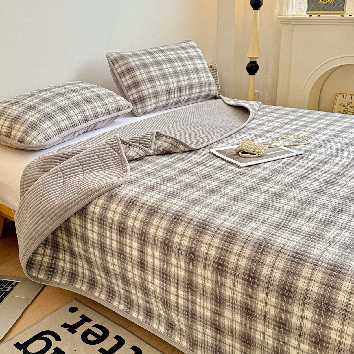 91家纺网 家纺一手货源 找家纺 雅诗帛 2025新款无印风全棉色织水洗棉加厚婴儿绒床盖单件格纹简约夹棉炕盖床盖三件套 休闲灰