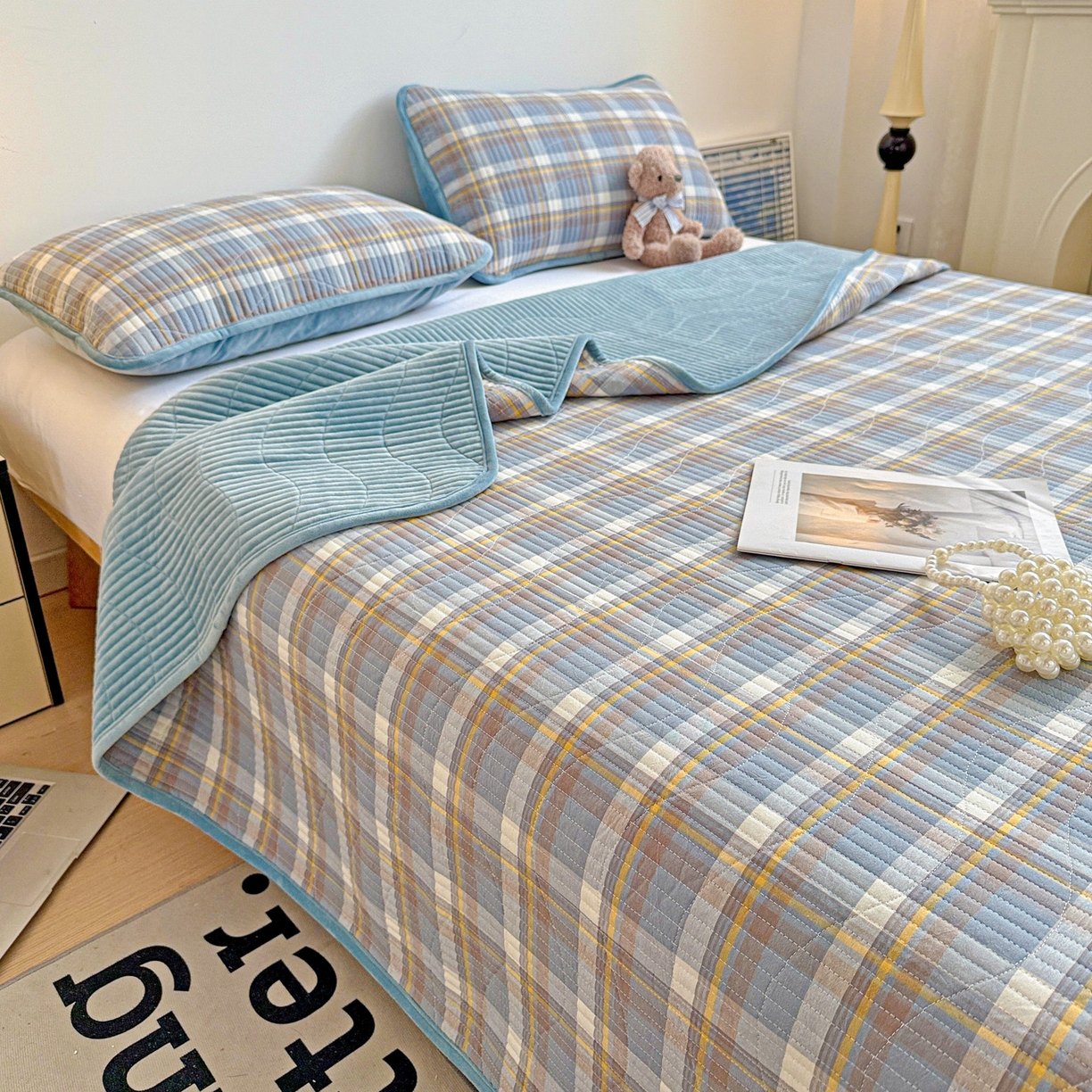 91家纺网 家纺一手货源 找家纺 （总）雅诗帛 2025新款无印风全棉色织水洗棉加厚婴儿绒床盖单件格纹简约夹棉炕盖床盖三件套