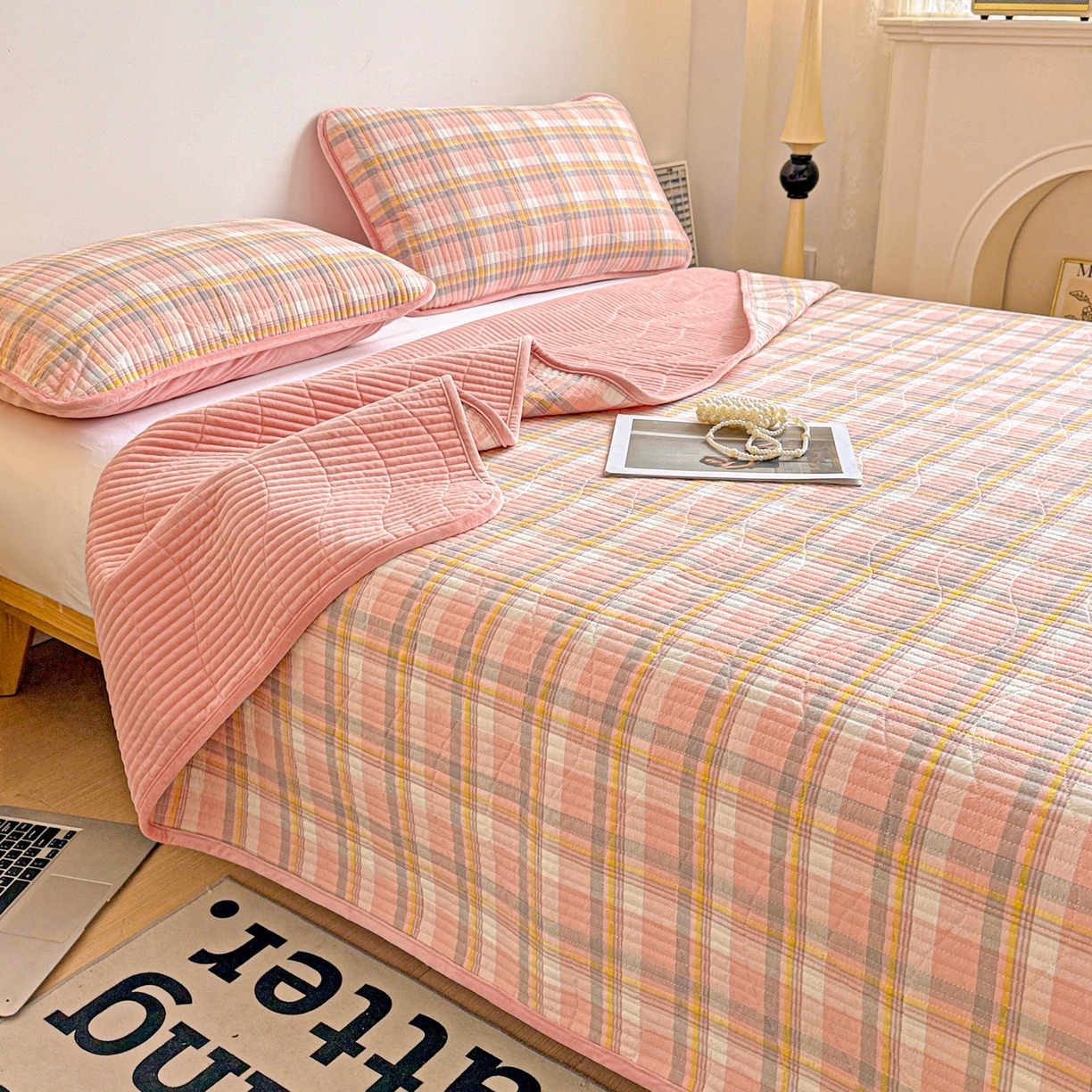 91家纺网 家纺一手货源 找家纺 雅诗帛 2025新款无印风全棉色织水洗棉加厚婴儿绒床盖单件格纹简约夹棉炕盖床盖三件套 柔漫粉