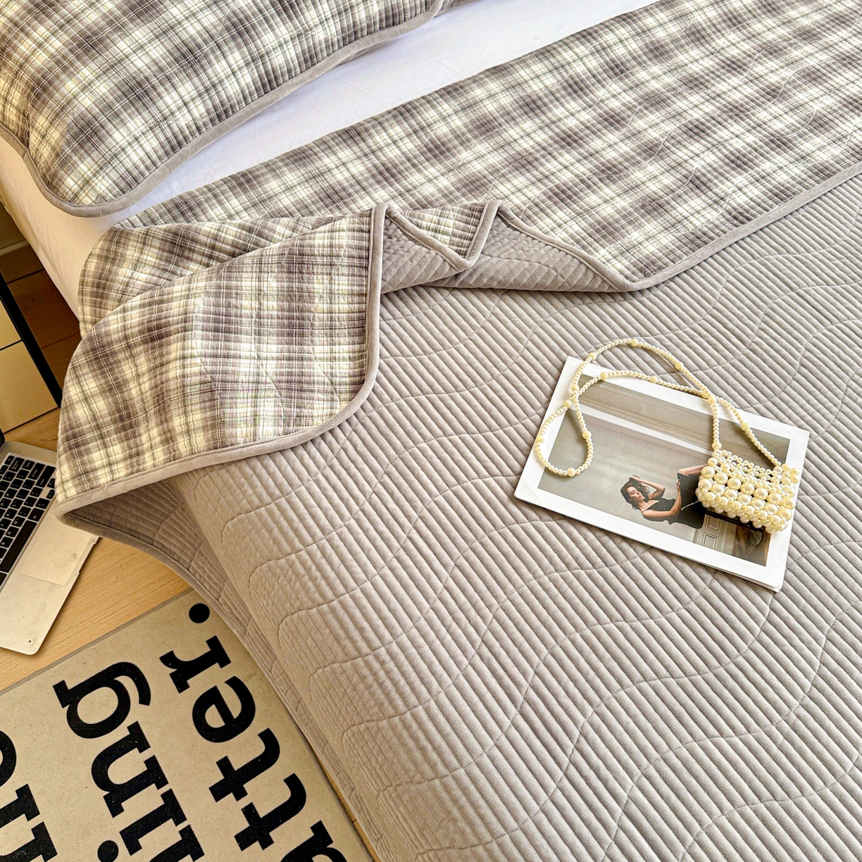 91家纺网 家纺一手货源 找家纺 雅诗帛 2025新款无印风全棉色织水洗棉加厚婴儿绒床盖单件格纹简约夹棉炕盖床盖三件套 休闲灰