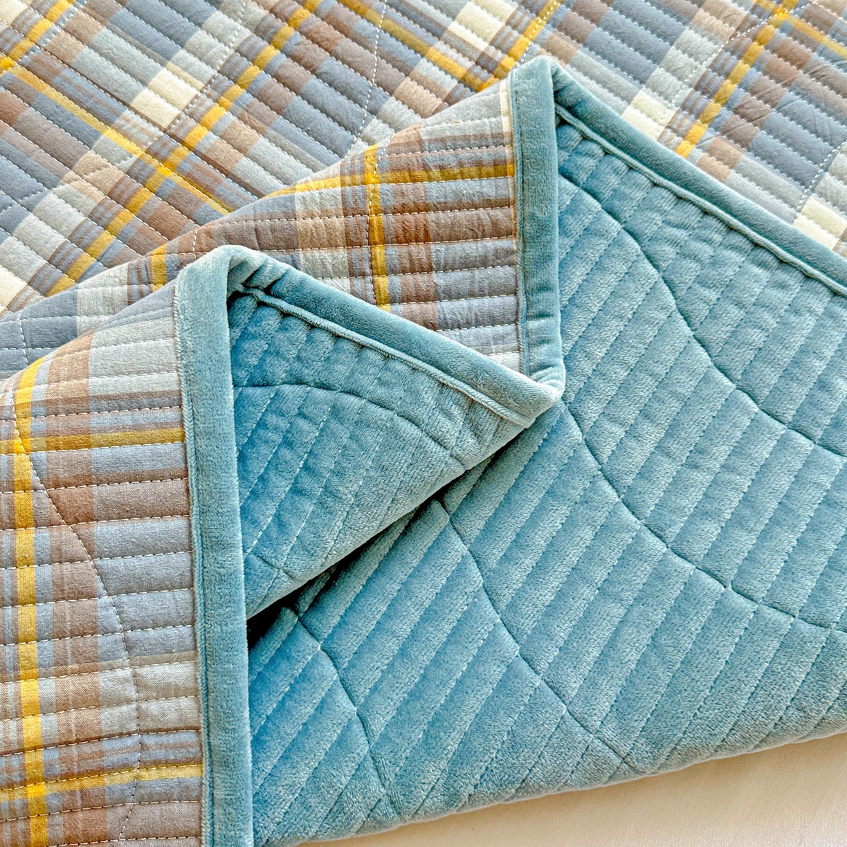 91家纺网 家纺一手货源 找家纺 雅诗帛 2025新款无印风全棉色织水洗棉加厚婴儿绒床盖单件格纹简约夹棉炕盖床盖三件套 格调兰