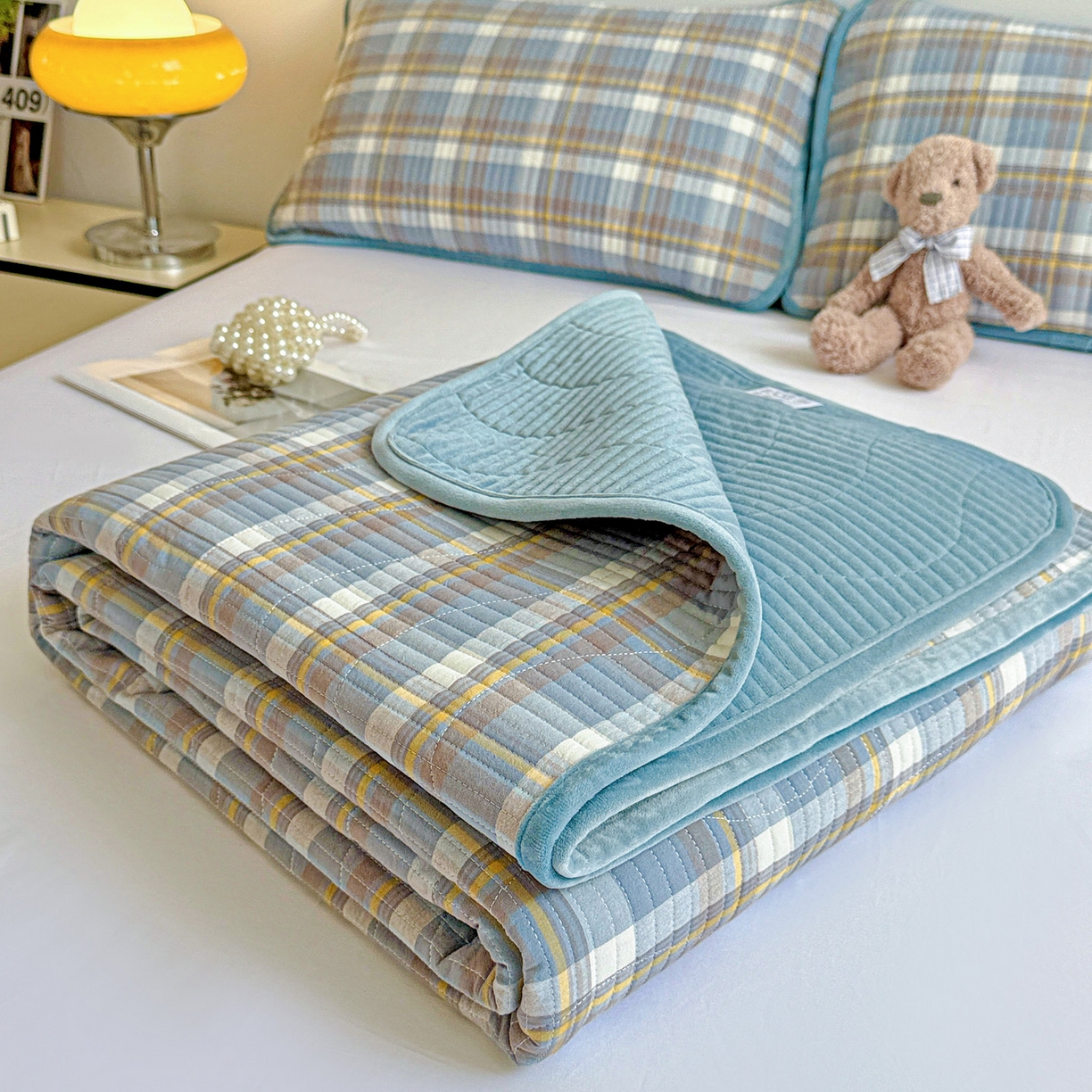 91家纺网 家纺一手货源 找家纺 雅诗帛 2025新款无印风全棉色织水洗棉加厚婴儿绒床盖单件格纹简约夹棉炕盖床盖三件套 格调兰